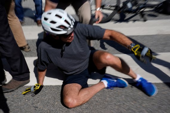 조 바이든 미국 대통령이 18일(현지시간) 미국 델라웨어주 레호보스 비치 지역에서 자전거를 타다가 넘어졌다. 바이든 대통령의 경호원들이 바이든 대통령을 일으키고 있다. /사진=로이터뉴스1