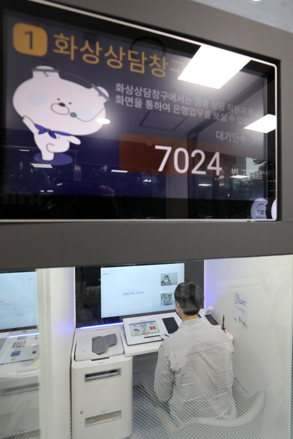 15일 오후 서울 강남구 신한은행 강남중앙점에서 '신한 이브닝플러스 서비스'가 운영되고 있다. 평일 저녁(오후 4시에서 8시까지)과 토요일(오전 9시부터 오후 5시까지)에도 은행 업무를 볼 수 있는 '신한 이브닝플러스 서비스'는 이날부터 여의도중앙점과 강남중앙점의 운영을 시작했다. 2022.6.15/뉴스1 © News1 황기선 기자