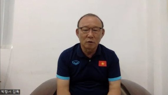 [서울=뉴시스]화상 인터뷰 중인 박항서 베트남 축구대표팀 감독. (사진=안경남 기자)