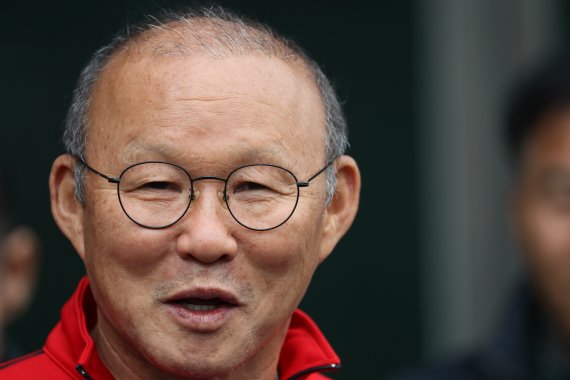 [통영=뉴시스]강종민 기자 = 베트남 U-23 축구대표팀을 이끌고 경남 통영에서 전지훈련 중인 박항서 감독이 17일 오전 통영실내체육관에서 취재진의 질문에 답하고 있다. 2019.12.17. ppkjm@newsis.com