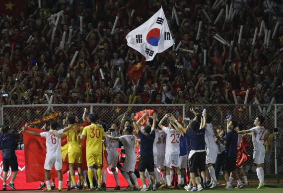 [마닐라=AP/뉴시스]베트남 축구 대표팀이 10일(현지시간) 필리핀 마닐라의 리잘 메모리얼 스타디움에서 열린 2019 동남아시안(SEA) 게임 남자 축구결승에서 인도네시아를 꺾고 우승하며 응원단에 인사하고 있다. 박항서 감독이 이끄는 베트남은 결승전에서 인도네시아를 3-0으로 물리치고 60년 만에 이 대회 정상에 올랐다. 2019.12.11.