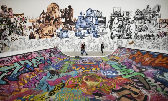 [카셀(독일)=AP/뉴시스] 5년마다 열리는 카셀 도쿠멘타전 메인전시관 입구에서 15일(현지시간) 사전 공개된 출품작들 사이를 걸어가는 관람객들.