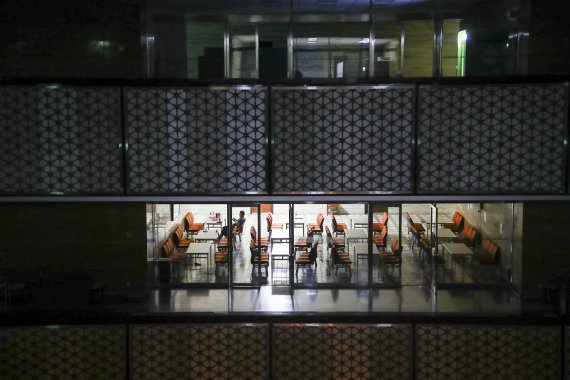 [서울=뉴시스] 김선웅 기자 = 여야간 원구성 합의 불발로 국회 공백사태가 계속되고 있는 가운데 19일 서울 여의도 국회 본청 내에는 적막감이 흐르고 있다. (공동취재사진) 2022.06.19. photo@newsis.com