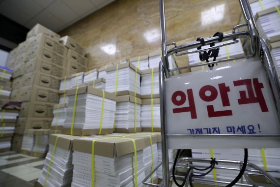 [서울=뉴시스] 김선웅 기자 = 제21대 후반기 국회 원구성을 두고 여야 협상이 지지부진하면서 국회 공백 상태가 3주째 이어지고 있는 19일 오전 서울 여의도 국회 의안과 앞 복도에 처리되지 못한 서류들이 쌓여 있다. (공동취재사진) 2022.06.19. photo@newsis.com