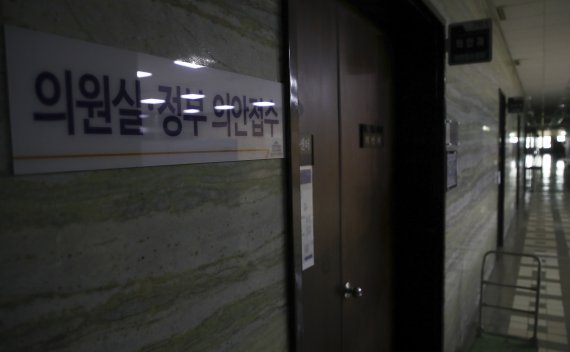 [서울=뉴시스] 김선웅 기자 = 여야간 원구성 합의 불발로 국회 공백사태가 계속되고 있는 가운데 19일 서울 여의도 국회 본청 내에는 적막감이 흐르고 있다. (공동취재사진) 2022.06.19. photo@newsis.com