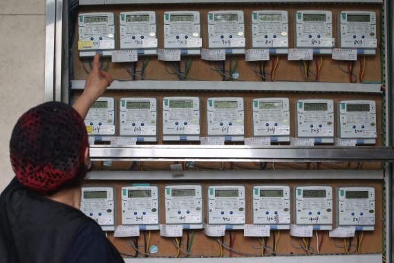 한국전력이 3분기 전기요금 인상안을 제출한 지난 16일 서울의 한 다세대주택 입주민이 전기 계량기를 살펴보고 있다. 뉴스1화상