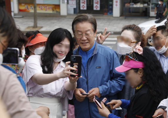 [인천=뉴시스] 고승민 기자 = 이재명 더불어민주당 의원이 18일 인천 계양산 야외공연장에서 열린 '이재명과 위로걸음, 같이 걸을까' 만남에서 지지자들과 인사를 하고 있다. 2022.06.18. kkssmm99@newsis.com