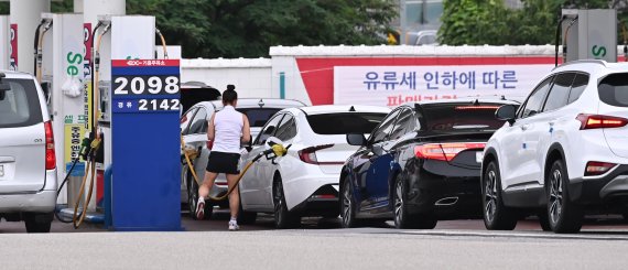 [용인=뉴시스] 김종택기자 = 19일 오후 경기도 용인시 경부고속도로 부산방향 기흥휴게소에서 차량들이 주유를 위해 줄 서 대기하고 있다. 정부는 고유가에 따른 서민 부담을 덜어주고자 유류세 인하 폭을 종전 30%에서 37%까지 확대하기로 했다. 2022.06.19. jtk@newsis.com