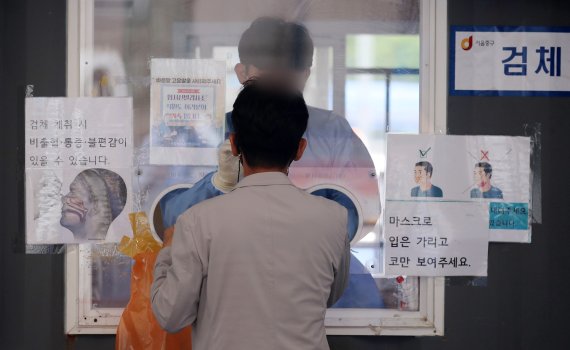 서울 중구 서울역광장에 마련된 코로나19 선별진료소에 한 시민이 검사를 받고 있다. 2022.5.30/뉴스1 © News1 김진환 기자
