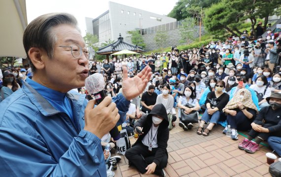 이재명 더불어민주당 의원이 18일 오후 인천시 계양구 계양산 야외공연장 앞에서 열린 이재명과 위로걸음 '같이 걸을까' 행사에서 주민들과 이야기를 나누고 있다. © News1 임세영 기자 /사진=뉴스1