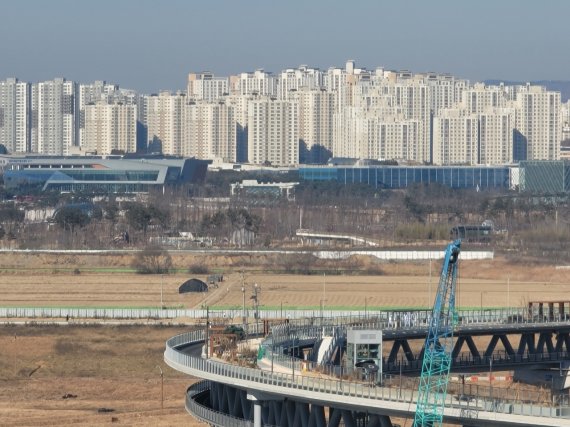 세종시청 옥상에서 내려다본 금강보행교와 도심 아파트단지. © 뉴스1 장동열 기자