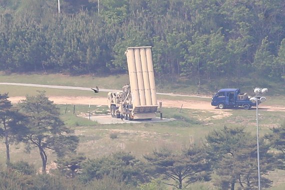 한미정상회담을 1주일 앞둔 14일 오전 국방부와 미군이 경북 성주군 초전면 소성리 사드(THAAD·고고도미사일방어체계) 기지에 생필품과 공사자재 등을 반입하는 과정에서 이를 저지하려는 사드 반대단체 및 주민과 경찰이 충돌하며 갈등을 빚었다. 이날 오후 사드 기지에서 주한미군 관계자로 보이는 이들이 발사대를 점검하는 모습이 포착됐다. 사진=뉴스1