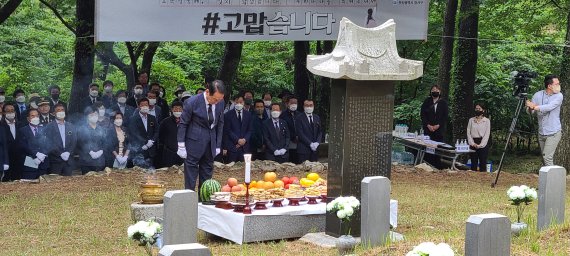 부산 강서구 가덕도 국가관리묘역의 현충일 추모식 모습.(김도읍 의원실 제공)© 뉴스1