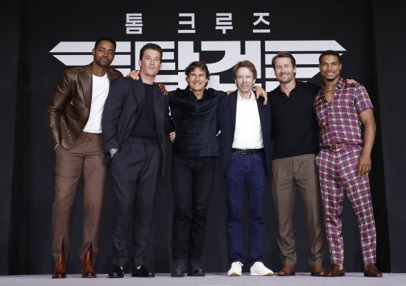 할리우드 배우 제이 엘리스(왼쪽부터) 마일즈 텔러, 톰 크루즈, 제작자 제리 브룩하이머, 글렌 포웰, 그렉 타잔 데이비스가 20일 서울 송파구 잠실동 롯데호텔월드 크리스탈볼룸에서 열린 영화 ‘탑건: 매버릭’ 기자 간담회에서 포즈를 취하고 있다. ‘탑건: 매버릭’은교관으로 컴백한 최고의 파일럿 매버릭(톰 크루즈 분)과 함께 생사를 넘나드는 미션에 투입되는 새로운 팀원들의 이야기를 다룬 항공 액션 블록버스터이다. 2022.6.20/뉴스1 © News1 권현진 기자