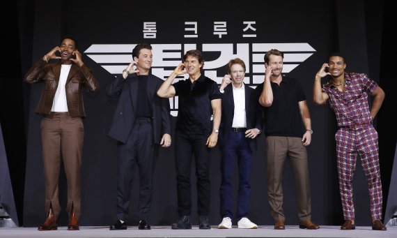 할리우드 배우 제이 엘리스(왼쪽부터) 마일즈 텔러, 톰 크루즈, 제작자 제리 브룩하이머, 글렌 포웰, 그렉 타잔 데이비스가 20일 서울 송파구 잠실동 롯데호텔월드 크리스탈볼룸에서 열린 영화 ‘탑건: 매버릭’ 기자 간담회에서 포즈를 취하고 있다. ‘탑건: 매버릭’은교관으로 컴백한 최고의 파일럿 매버릭(톰 크루즈 분)과 함께 생사를 넘나드는 미션에 투입되는 새로운 팀원들의 이야기를 다룬 항공 액션 블록버스터이다. 2022.6.20/뉴스1 © News1 권현진 기자