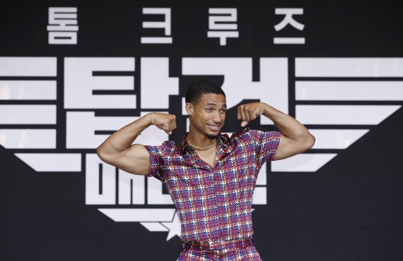 할리우드 배우 그렉 타잔 데이비스가 20일 서울 송파구 잠실동 롯데호텔월드 크리스탈볼룸에서 열린 영화 ‘탑건: 매버릭’ 기자 간담회에서 포즈를 취하고 있다. ‘탑건: 매버릭’은교관으로 컴백한 최고의 파일럿 매버릭(톰 크루즈 분)과 함께 생사를 넘나드는 미션에 투입되는 새로운 팀원들의 이야기를 다룬 항공 액션 블록버스터이다. 2022.6.20/뉴스1 © News1 권현진 기자