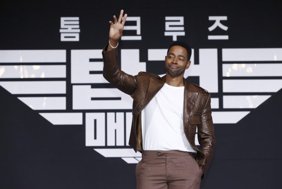 할리우드 배우 제이 엘리스가 20일 서울 송파구 잠실동 롯데호텔월드 크리스탈볼룸에서 열린 영화 ‘탑건: 매버릭’ 기자 간담회에서 포즈를 취하고 있다. ‘탑건: 매버릭’은교관으로 컴백한 최고의 파일럿 매버릭(톰 크루즈 분)과 함께 생사를 넘나드는 미션에 투입되는 새로운 팀원들의 이야기를 다룬 항공 액션 블록버스터이다. 2022.6.20/뉴스1 © News1 권현진 기자