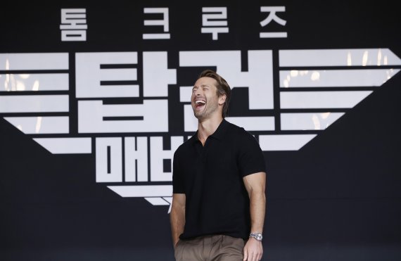 할리우드 배우 글렌 포웰이 20일 서울 송파구 잠실동 롯데호텔월드 크리스탈볼룸에서 열린 영화 ‘탑건: 매버릭’ 기자 간담회에서 환하게 웃고 있다. ‘탑건: 매버릭’은교관으로 컴백한 최고의 파일럿 매버릭(톰 크루즈 분)과 함께 생사를 넘나드는 미션에 투입되는 새로운 팀원들의 이야기를 다룬 항공 액션 블록버스터이다. 2022.6.20/뉴스1 © News1 권현진 기자