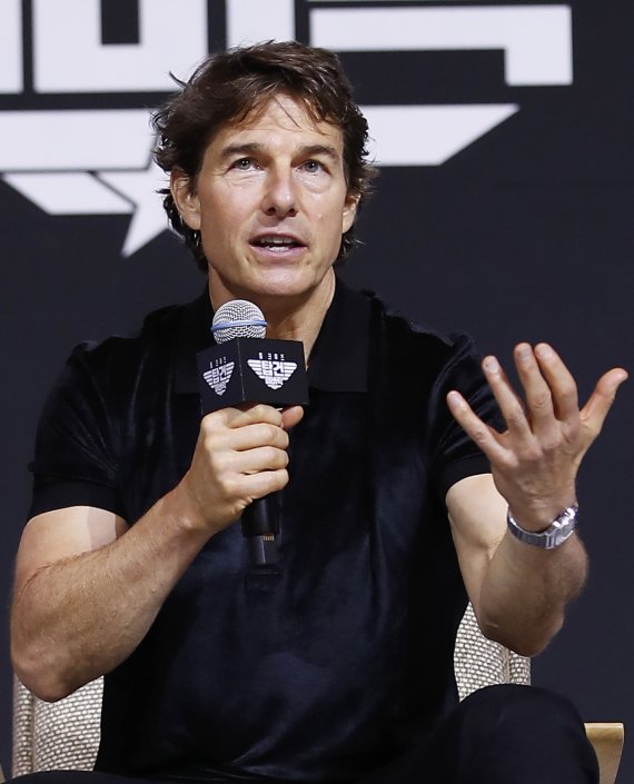 할리우드 배우 톰 크루즈가 20일 서울 송파구 잠실동 롯데호텔월드 크리스탈볼룸에서 열린 영화 ‘탑건: 매버릭’ 기자 간담회에서 인사말을 하고 있다. ‘탑건: 매버릭’은교관으로 컴백한 최고의 파일럿 매버릭(톰 크루즈 분)과 함께 생사를 넘나드는 미션에 투입되는 새로운 팀원들의 이야기를 다룬 항공 액션 블록버스터이다. 2022.6.20/뉴스1 © News1 권현진 기자