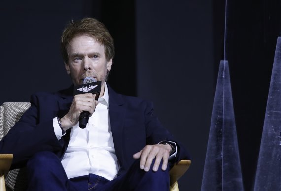 제작자 제리 브룩하이머가 20일 서울 송파구 잠실동 롯데호텔월드 크리스탈볼룸에서 열린 영화 ‘탑건: 매버릭’ 기자 간담회에서 인사말을 하고 있다. ‘탑건: 매버릭’은교관으로 컴백한 최고의 파일럿 매버릭(톰 크루즈 분)과 함께 생사를 넘나드는 미션에 투입되는 새로운 팀원들의 이야기를 다룬 항공 액션 블록버스터이다. 2022.6.20/뉴스1 © News1 권현진 기자