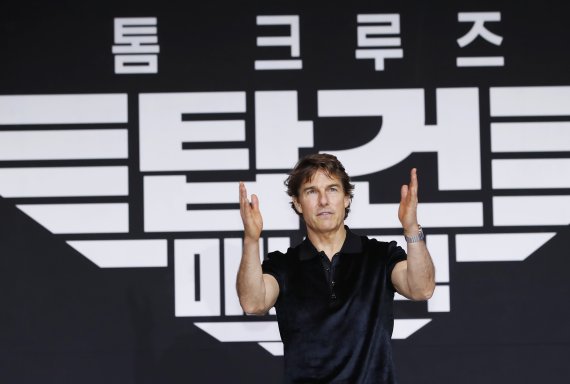 할리우드 배우 톰 크루즈가 20일 서울 송파구 잠실동 롯데호텔월드 크리스탈볼룸에서 열린 영화 ‘탑건: 매버릭’ 기자 간담회에서 포즈를 취하고 있다. ‘탑건: 매버릭’은교관으로 컴백한 최고의 파일럿 매버릭(톰 크루즈 분)과 함께 생사를 넘나드는 미션에 투입되는 새로운 팀원들의 이야기를 다룬 항공 액션 블록버스터이다. 2022.6.20/뉴스1 © News1 권현진 기자