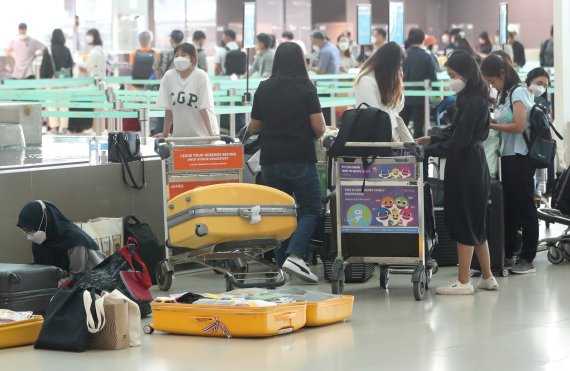 여름 휴가철을 앞둔 19일 인천공항 제2터미널이 여행객들로 북적이고 있다. 2022.6.19/뉴스1 © News1