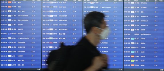 [인천공항=뉴시스] 권창회 기자 = 코로나19로 축소됐던 인천국제공항 국제선 운항이 지난 8일부터 정상화됐다. 사진은 이날 인천국제공항 제1터미널 내 한 이용객이 도착 정보가 담긴 전광판 앞을 지나고 있다. 2022.06.21. kch0523@newsis.com