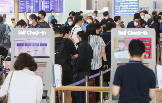 [인천공항=뉴시스] 권창회 기자 = 코로나19로 축소됐던 인천국제공항 국제선 운항이 지난 8일부터 정상화됐다. 사진은 이날 인천국제공항 제1터미널이 여행객들로 붐비는 모습.2022.06.20. kch0523@newsis.com