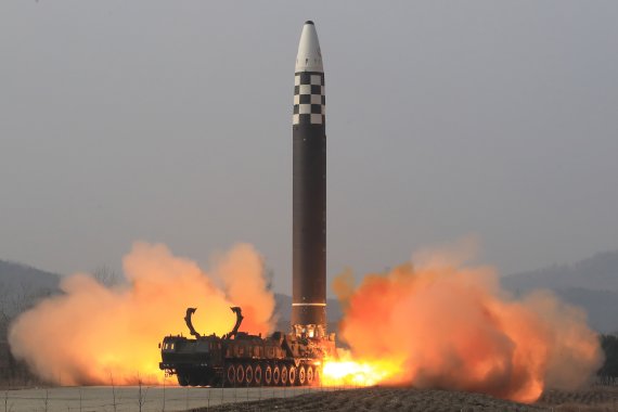 북한 대륙간탄도미사일(ICBM) '화성-17형'. 북한이 3월 24일 김정은의 지도 아래 신형 대륙간탄도미사일(ICBM) '화성-17형' 시험발사를 단행했다고 노동신문이 25일 보도했다. 사진=노동신문 캡처