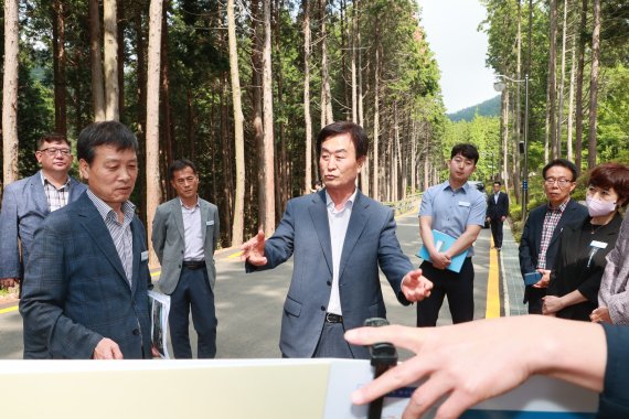 박동식 사천시장 당선인이 사천바다케이블카 자연휴양림 현장점검에서 사업개요와 현황에 대해 설명을 듣고 있다. 2022.6.15 © 뉴스1