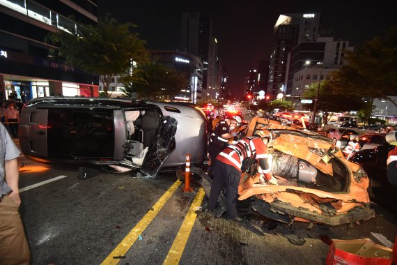 "끼이익 쾅, 쾅, 쾅" 강남 한복판 사거리서 11중 추돌사고 '아수라장'