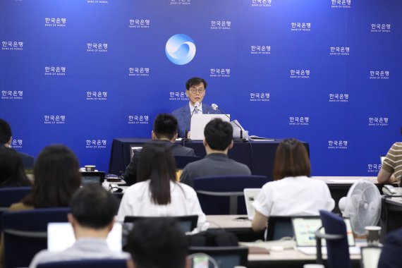 이창용 한국은행 총재가 21일 오전 서울 중구 한국은행에서 열린 물가안정목표 운영상황 점검 설명회에서 발언하고 있다. 한국은행 제공