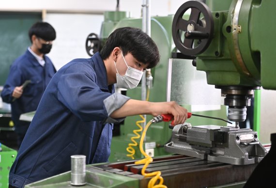 [수원=뉴시스]김종택기자 = 지난해 6월14일 경기도 수원시 팔달구 삼일공업고등학교 기계과 학생들이 국가기술자격실기시험을 앞두고 실습 교육을 하고 있다. 2021.06.14.jtk@newsis.com