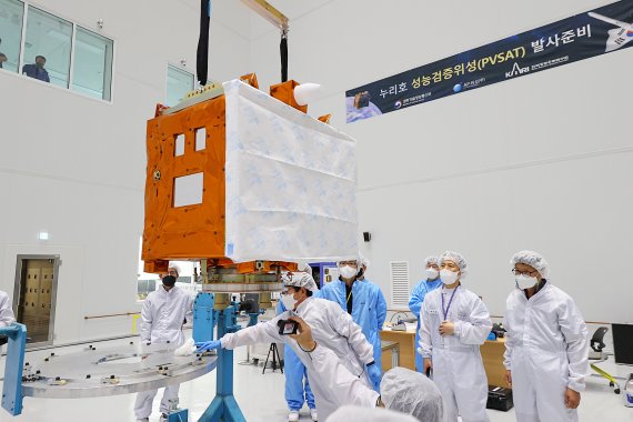 한국항공우주연구원 연구진이 지난 6일 나로우주센터 위성준비동에서 성능검증위성을 누리호에 탑재하기 위한 작업을 하고 있다. 한국항공우주연구원 제공