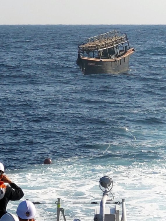 【서울=뉴시스】 이윤청 기자 = 추방된 북한 주민 2명이 타고 온 오징어잡이 선박이 8일 해상에서 북한에 인계됐다. 사진은 8일 오후 북측 선박이 인계되는 모습. (사진=통일부 제공) 2019.11.08. photo@newsis.com