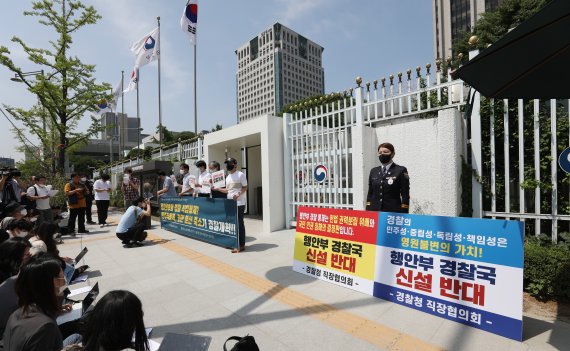 21일 서울 종로구 정부서울청사 본관 앞에서 시민단체와 이소진 경찰청 직장협의회 위원장이 행안부 경찰국 신설을 반대하며 기자회견 및 1인시위를 벌이고 있다. 이날 행정안전부 산하 경찰제도개선자문위원회는 경찰 통제 방안을 담은 권고안을 발표할 예정이다. 2022.6.21/뉴스1 © News1 박지혜 기자