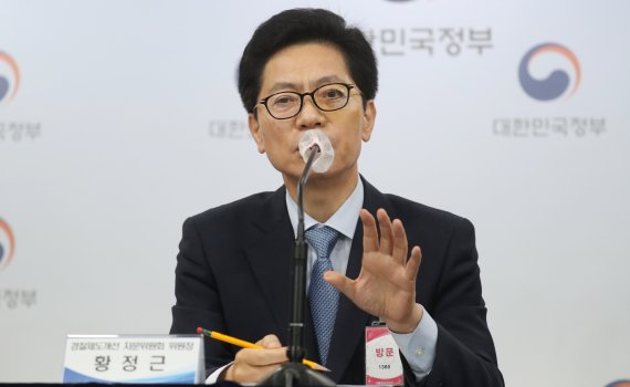 황정근 경찰제도개선 자문위원회 위원장이 21일 서울 종로구 세종대로 정부서울청사 브리핑룸에서 위원회 권고안 발표를 하고 있다. 2022.6.21/뉴스1 © News1 김명섭 기자