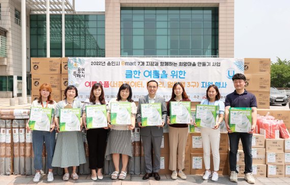 용인시가 21일 용인지역 이마트와 함께하는 ‘희망나눔프로젝트’의 일환으로 저소득 264가구에 폭염 대비 여름용품을 전달하고 있다.(용인시 제공) © News1