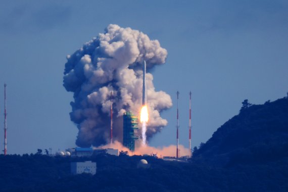 순수 국내기술로 제작된 한국형 최초 우주발사체 '누리호'(KSLV-Ⅱ)'가 21일 전남 고흥군 나로우주센터에서 발사되고 있다. 2022.6.21/뉴스1 © News1 조태형 기자