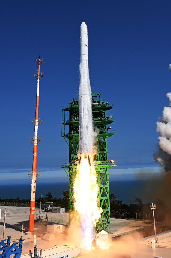 순수 국내기술로 제작된 한국형 최초 우주발사체 '누리호'(KSLV-Ⅱ)'가 21일 전남 고흥군 나로우주센터에서 발사되고 있다. 2022.6.21/뉴스1 © News1 사진공동취재단