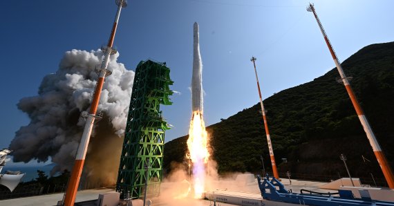 순수 국내기술로 제작된 한국형 최초 우주발사체 '누리호'(KSLV-Ⅱ)'가 21일 전남 고흥군 나로우주센터에서 발사되고 있다. 2022.6.21/뉴스1 © News1 사진공동취재단