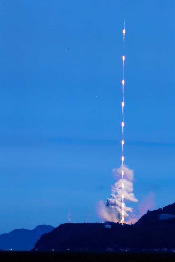 순수 국내기술로 제작된 한국형 최초 우주발사체 '누리호'(KSLV-Ⅱ)'가 21일 전남 고흥군 나로우주센터에서 발사되고 있다. (레이어 합성) 2022.6.21/뉴스1 © News1 조태형 기자