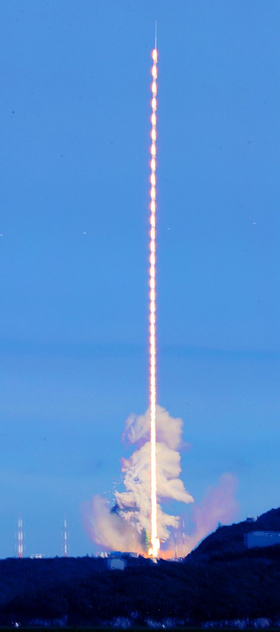 순수 국내기술로 제작된 한국형 최초 우주발사체 '누리호'(KSLV-Ⅱ)'가 21일 전남 고흥군 나로우주센터에서 발사되고 있다. (레이어 합성) 2022.6.21/뉴스1 © News1 조태형 기자