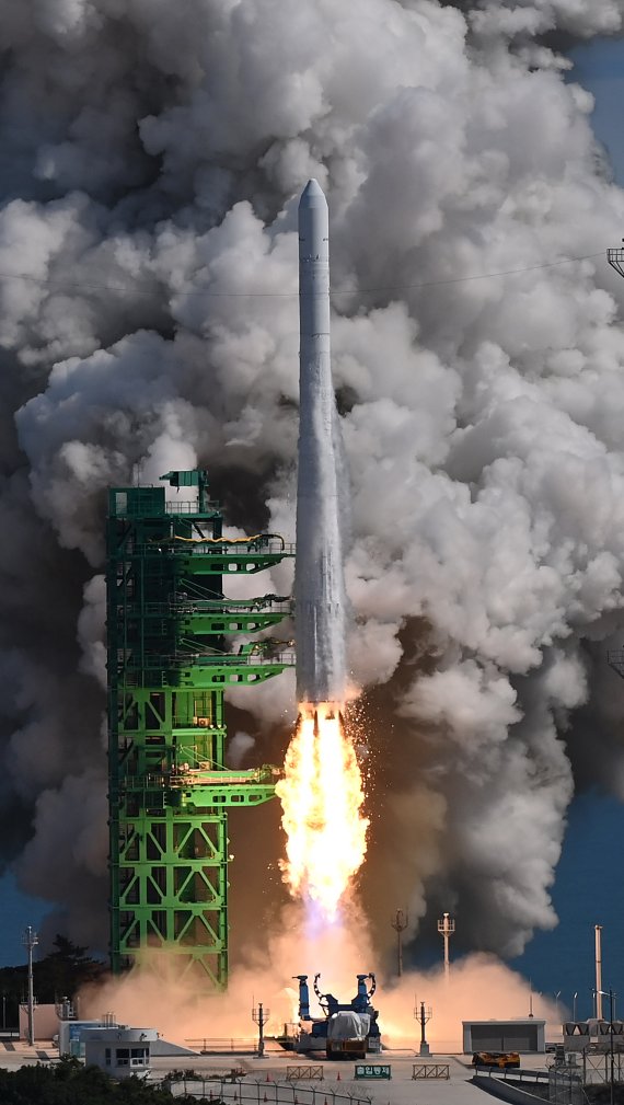 순수 국내기술로 제작된 한국형 최초 우주발사체 '누리호'(KSLV-Ⅱ)'가 21일 전남 고흥군 나로우주센터에서 발사되고 있다. 2022.6.21/뉴스1 © News1 사진공동취재단