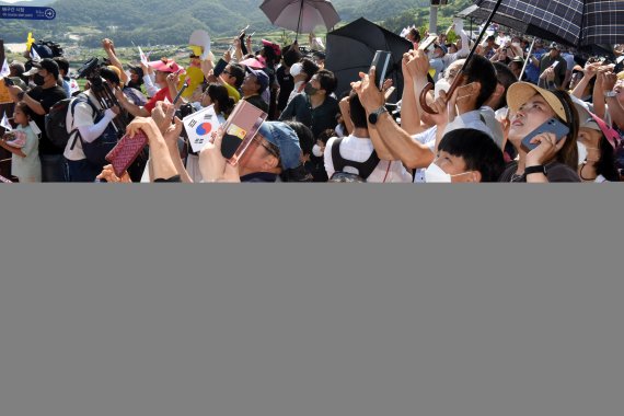 21일 오후 전남 고흥군 나로우주센터에서 순수 우리기술로 만든 최초 '한국형 발사체' 누리호(KSLV-ll)가 하늘로 날아오르자 시민들이 환호하고 있다. 2022.6.21/뉴스1 © News1 김동수 기자