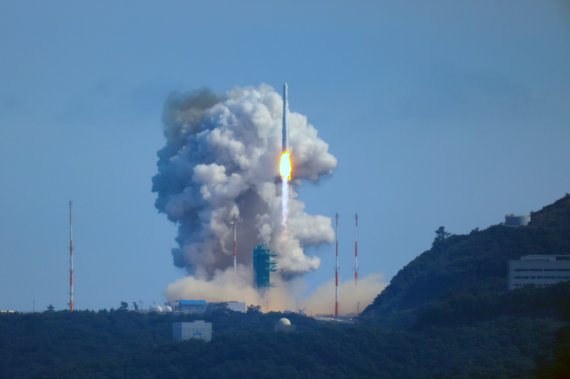 순수 국내기술로 제작된 한국형 최초 우주발사체 '누리호'(KSLV-Ⅱ)'가 21일 전남 고흥군 나로우주센터에서 발사되고 있다. 2022.6.21/뉴스1 © News1 조태형 기자