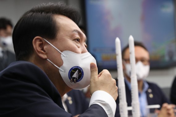 윤석열 대통령이 21일 용산 대통령실 청사 영상회의실에서 국내 독자 기술로 개발된 한국형 발사체 누리호(KSLV-Ⅱ) 2차 발사 생중계를 시청하고 있다. 대통령실사진기자단 2022.6.21/뉴스1 © News1 오대일 기자