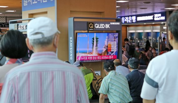 21일 서울 중구 서울역 대합실에서 시민들이 한국형 발사체 누리호(KSLV-II)의 발사 장면을 TV를 통해 시청하고 있다. 2022.6.21/뉴스1 © News1 장수영 기자
