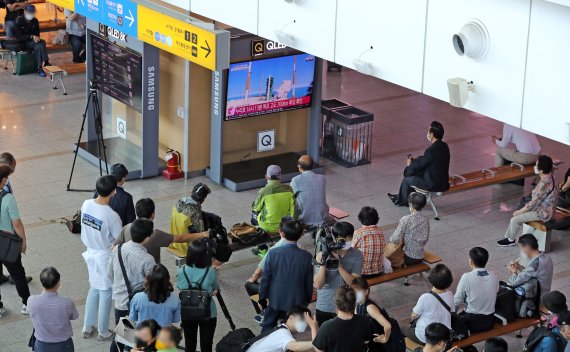 21일 서울 중구 서울역 대합실에서 시민들이 한국형 발사체 누리호(KSLV-II)의 발사 장면을 TV를 통해 시청하고 있다. 2022.6.21/뉴스1 © News1 장수영 기자