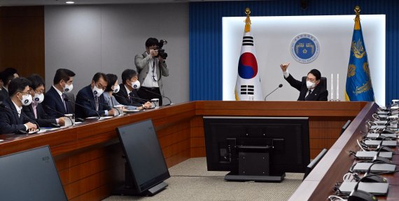 윤석열 대통령이 21일 용산 대통령실 청사 영상회의실에서 국내 독자 기술로 개발된 한국형 발사체 누리호(KSLV-Ⅱ) 2차 발사 생중계를 보며 참모들과 대화하고 있다. (대통령실사진기자단) 2022.6.21/뉴스1 © News1 오대일 기자